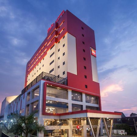 Ibis Pontianak City Center Esterno foto