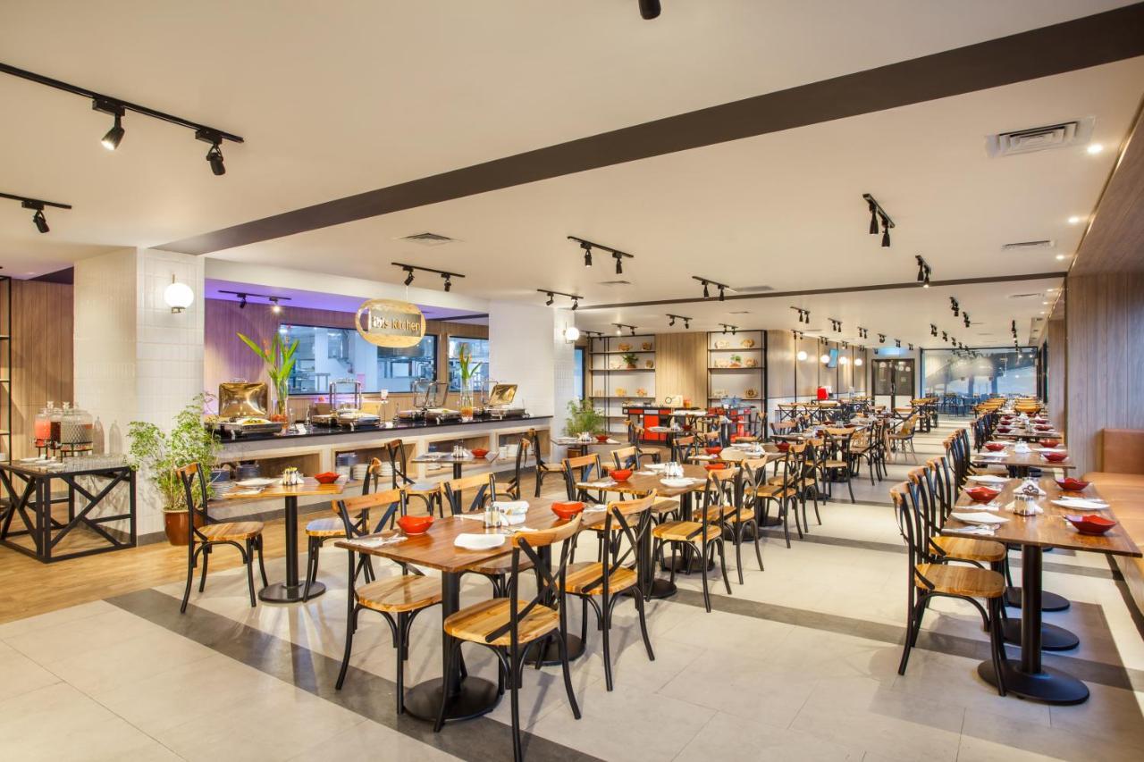 Ibis Pontianak City Center Esterno foto