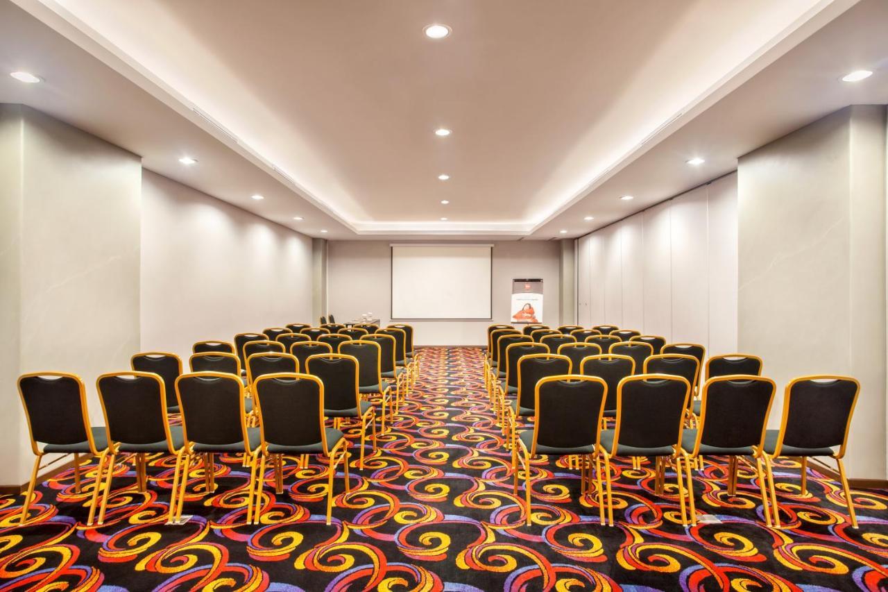 Ibis Pontianak City Center Esterno foto