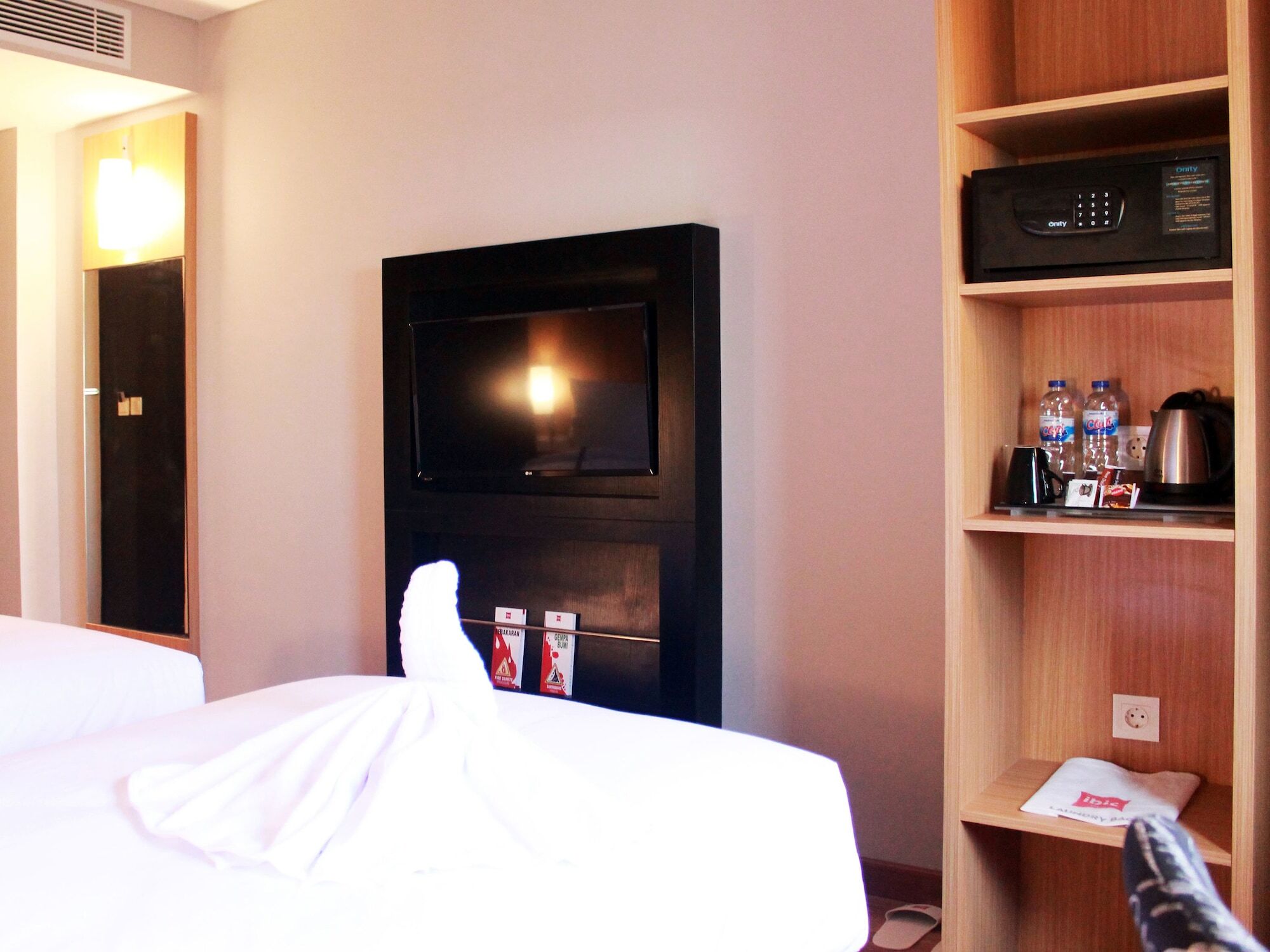 Ibis Pontianak City Center Esterno foto